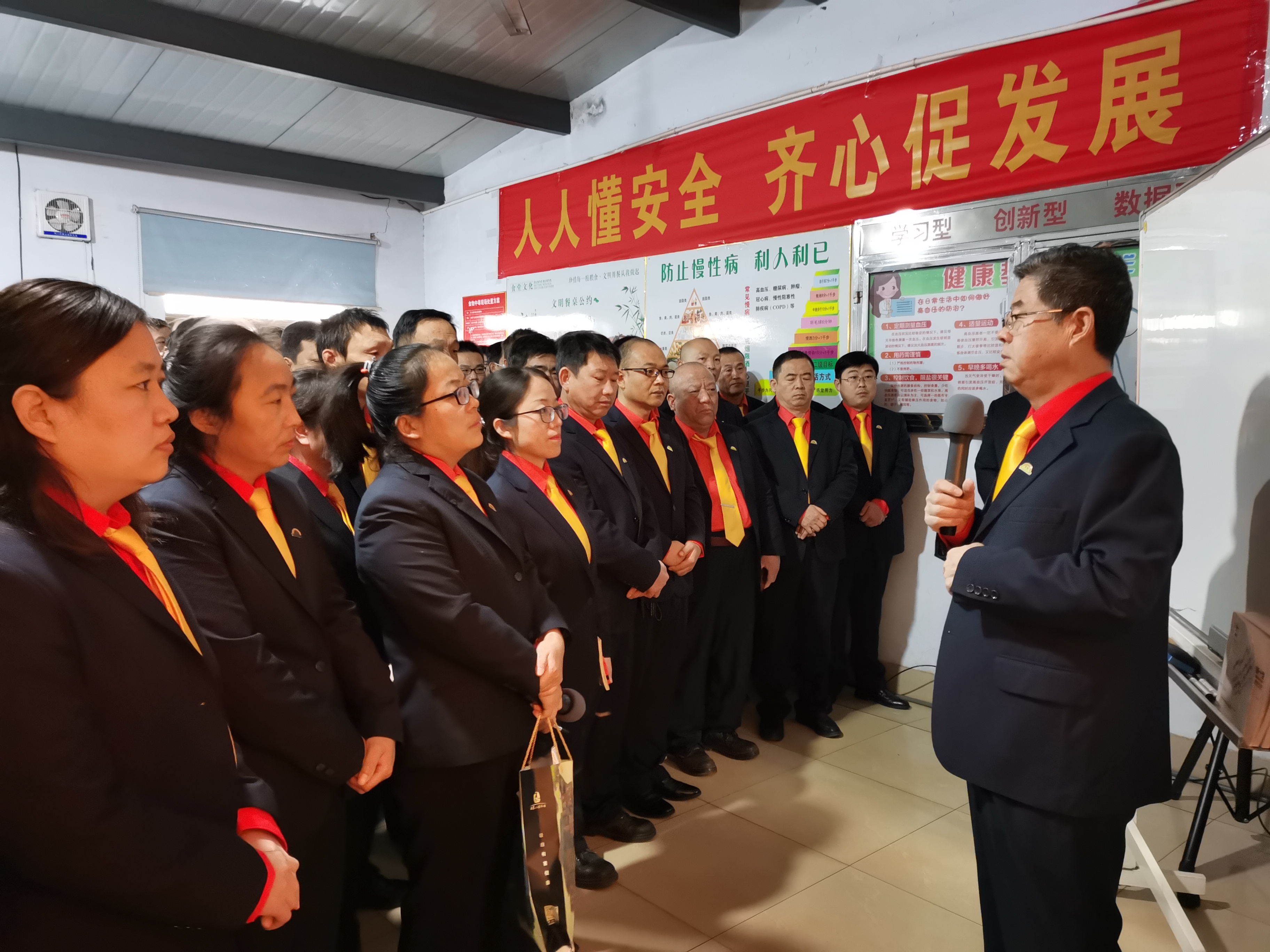【宅男在线视频网颜料职工大会】信念之光，照亮创新发展之路！